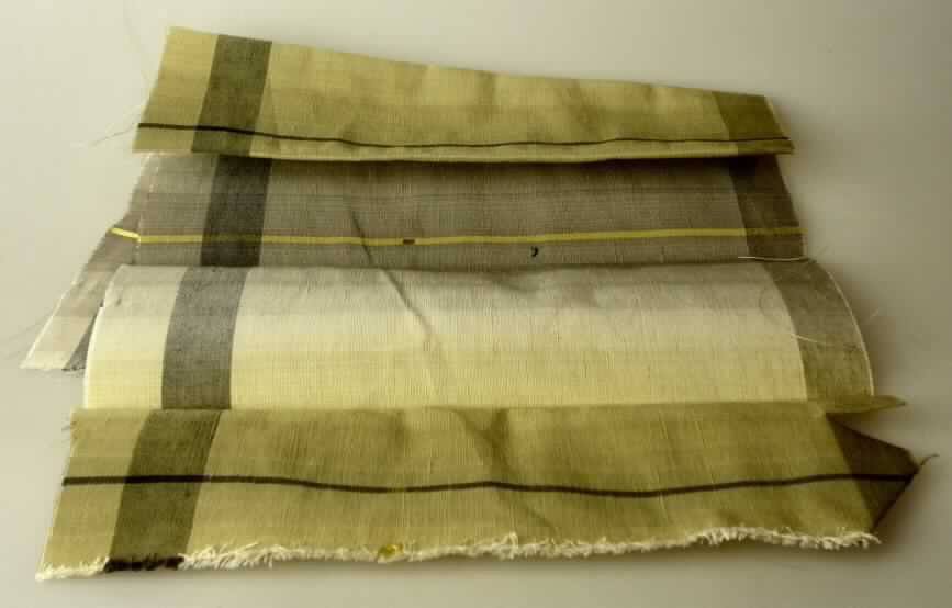 Jacquardgewebe, sog. Gewebe mit Einstickung, Foto siehe Anlage,
- als Meterware,
- mit einer Breite laut Antrag von 140 cm,
- laut Untersuchungsergebnis aus:
-- Kettgarnen (glänzende gelbe und dunkelgraue) aus Seide und Schussgarnen aus Leinen,
-- die Antragsangaben von 67% Leinen und 33 % Seide können als zutreffend angesehen werden,
-- buntgewebt,
-- am vorliegenden Probenabschnitt ist keine Stickerei vorhanden.

"Gewebe aus Flachs (Leinengewebe), mit einem Anteil an Flachs von weniger als 85 GHT, buntgewebt"