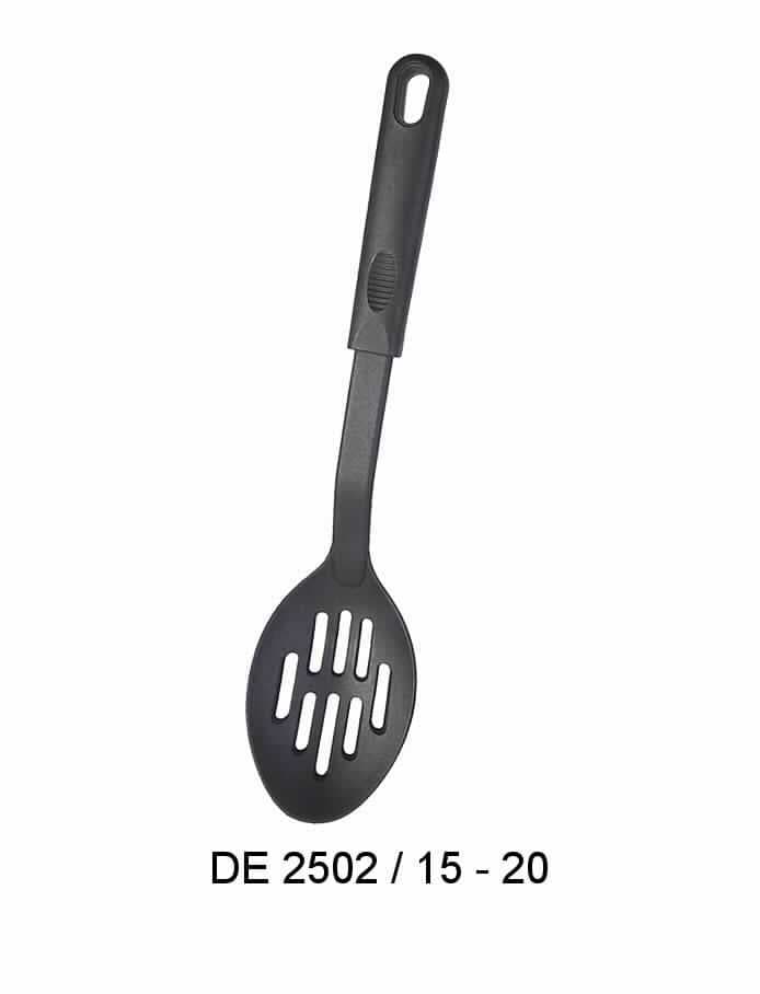 Es handelt sich um vollständig aus Kunststoff (Polyamid) gefertigte, sog. Servierlöffel, bestehend aus einer ovalen, konkav geformten Schöpflaffe und aus einem Stiel mit Griffstück und Aufhängeöse. Die Schöpflaffe ist mit acht länglichen Schlitzen versehen.
Die Waren mit Herkunft in China werden in der Küche zum Entnehmen und Dosieren von Speisen verwendet und sind gemeinsam mit weiteren Waren als sog. Starter-Set (80-tlg.) in einem Karton verpackt.
- Antragstellerangaben -

Abbildung siehe Anlage.

Derartige Erzeugnisse gehören als "Haushaltsartikel aus Kunststoffen, Polyamid enthaltende Küchenartikel, mit Herkunft in China" zum TARIC-Code 3924 1000 11.

Es handelt sich aufgrund des fehlenden gemeinsamen Bedarfs nicht um eine Warenzusammenstellung.