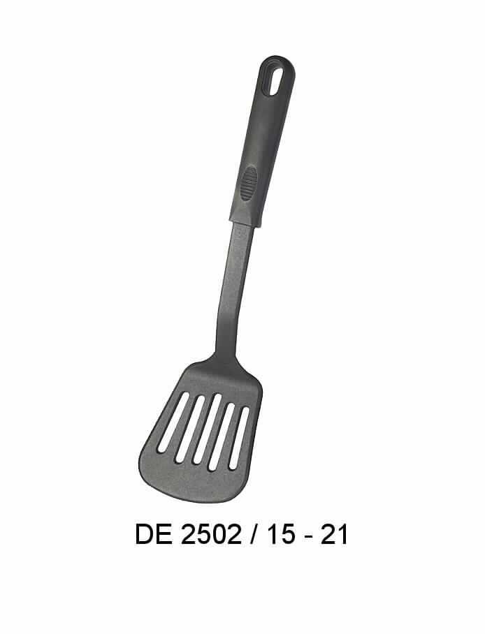 Es handelt sich um vollständig aus Kunststoff (Polyamid) gefertigte Pfannenwender, bestehend aus einer nahezu rechteckigen, längsgeschlitzten Winkelpalette (Funktionslaffe) und aus einem Stiel mit Griffstück und Aufhängeöse.
Die Waren mit Herkunft in China werden in der Küche zum Einlegen, Wenden und Ausheben von Pfannengerichten verwendet und sind gemeinsam mit weiteren Waren als sog. Starter-Set (80-tlg.) in einem Karton verpackt.
- Antragstellerangaben -

Abbildung siehe Anlage.

Derartige Erzeugnisse gehören als "Haushaltsartikel aus Kunststoffen, Polyamid enthaltende Küchenartikel, mit Herkunft in China" zum TARIC-Code 3924 1000 11.

Es handelt sich aufgrund des fehlenden gemeinsamen Bedarfs nicht um eine Warenzusammenstellung.