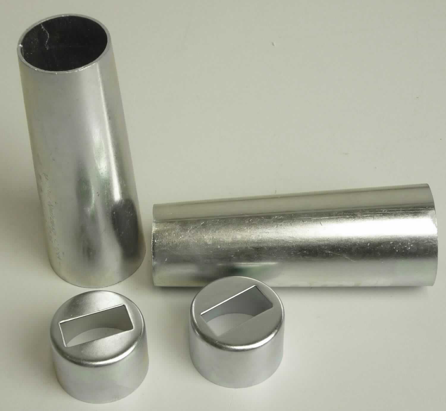 "Klemmen und Zwingen für Kartoffelhacke";

- vollständig aus unedlem Metall gefertigte, erkennbares Teile einer Kartoffelhacke

- in Form eines nach oben schmaler werdenden zylinderförmigen Rohres und einem 
  dazu passgenauen Deckel mit einer rechteckigen Aussparung in der Mitte des Deckels

- mit einer Gesamtlänge von ca. 10,3 cm

- dient dem Befestigen des Hackekopfes an dem Stiel

- in einer Papierhülle verpackt

Abbildung siehe Anlage.

Derartige Erzeugnisse gehören als "Teile aus unedlem Metall von Hacken aller Art, mit arbeitendem Teil aus unedlem Metall" zur Codenummer 8201 3000 00 0 des Zolltarifs (ZT).