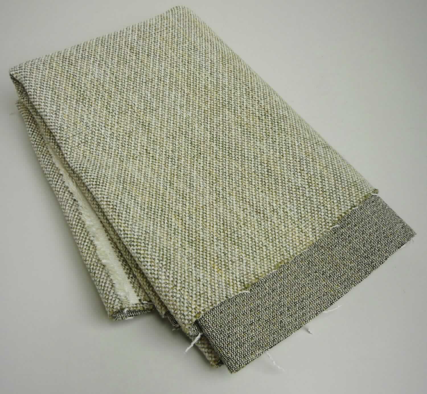 Gewebe, sog. Möbelstoff, Foto siehe Anlage,
- als Meterware; laut Antrag mit einer Breite von über 30 cm,
- laut Untersuchungsergebnis:
-- aus einem buntgewebten Gewebe in Musterbindung,
--- mit dünnen Kettgarnen aus synthetischen Filamenten (laut Antrag: Polyester),
--- mit dicken Kettgarnen (Effektzwirne) aus einem dünnen Garn aus synthetischen Filamenten (laut Antrag: 
    Polyester) und einem dicken Garn aus Polyester- und Polyacryl-Spinnfasern (synthetische Spinnfasern),
--- mit weißen Schussgarnen (Chenille) aus Polyester-Spinnfasern,
--- mit dünnen, beigen Schussgarnen aus Reißspinnstoff (Baumwolle, mit einer Beimischung von Polyester- und
     Viskose-Spinnfasern),
--- mit einem Gesamtanteil an:
---- Polyester-Spinnfasern (synthetische Spinnfasern) von ca. 60 GHT,
---- Polyacryl-Spinnfasern (synthetische Spinnfasern) von laut Antrag 9 GHT,
---- Polyester-Filamenten (synthetische Filamente) von ca. 15 - 20 GHT,
---- Baumwolle von ca. 10 GHT,
---- Viskose-Spinnfasern (künstliche Spinnfasern) von ca. 2 - 3 GHT,
- aufgrund der Spinnstoffzusammensetzung keine Ware der Position 5407.

"Gewebe aus synthetischen Spinnfasern, anderes als in den Positionen 5512 bis 5514 genannte, aus Polyester-
 Spinnfasern, hauptsächlich mit synthetischen Filamenten gemischt, buntgewebt"