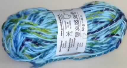 Metallgarn, sog. Handstrickgarn Colorato, siehe Foto,
- laut Untersuchungsergebnis:
-- aus einem, mit einem weißen Garn aus Spinnstoff verdrehten metallisierten Streifen aus
   synthetischer Spinnmasse (mit einer augenscheinlichen Breite von weniger als 5 mm);
   um ein buntes Garn aus Spinnstoff gewickelt,
-- mit einem hellblauen Garn aus Spinnstoff verzwirnt,
- als Meterware in einem Knäuel aufgemacht.