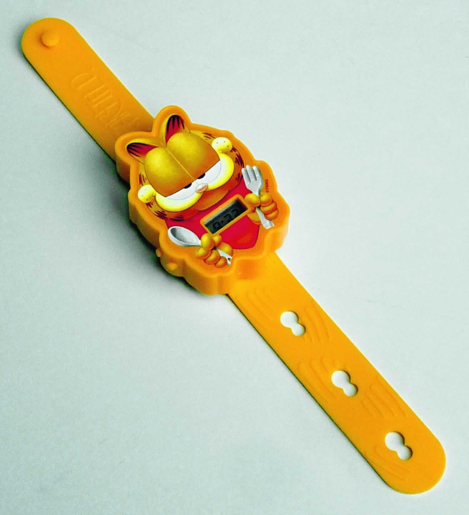 bBei der Ware handelt es sich um eine Armbanduhr mit Kunststoffgehäuse in Form einer Garfield-Figur (4,3 cm * 6,0 cm, Breite * Höhe) mit der Bezeichnung "It's Eating Time Watch". 
Auf dem Kunststoffgehäuse ist ein kleines Anzeigenfeld untergebracht. 

Die elektrisch betriebene Armbanduhr (Batterie) ist mit zwei Funktionstasten an der rechten Seite zum Stellen und Wechseln der optoelektronischen Anzeige ausgestattet. Mit Hilfe der Tasten kann die Uhrzeit bedient werden. 

Die Uhr ist in einer durchsichtigen Kunststofftüte verpackt, auf der eine mehrsprachige Gebrauchsanweisung sowie Sicherheitshinweise aufgedruckt sind. 

Die Ware ist als "elektrisch betriebene Armbanduhr, ausgenommen Uhren der Position 9101" einzureihen.