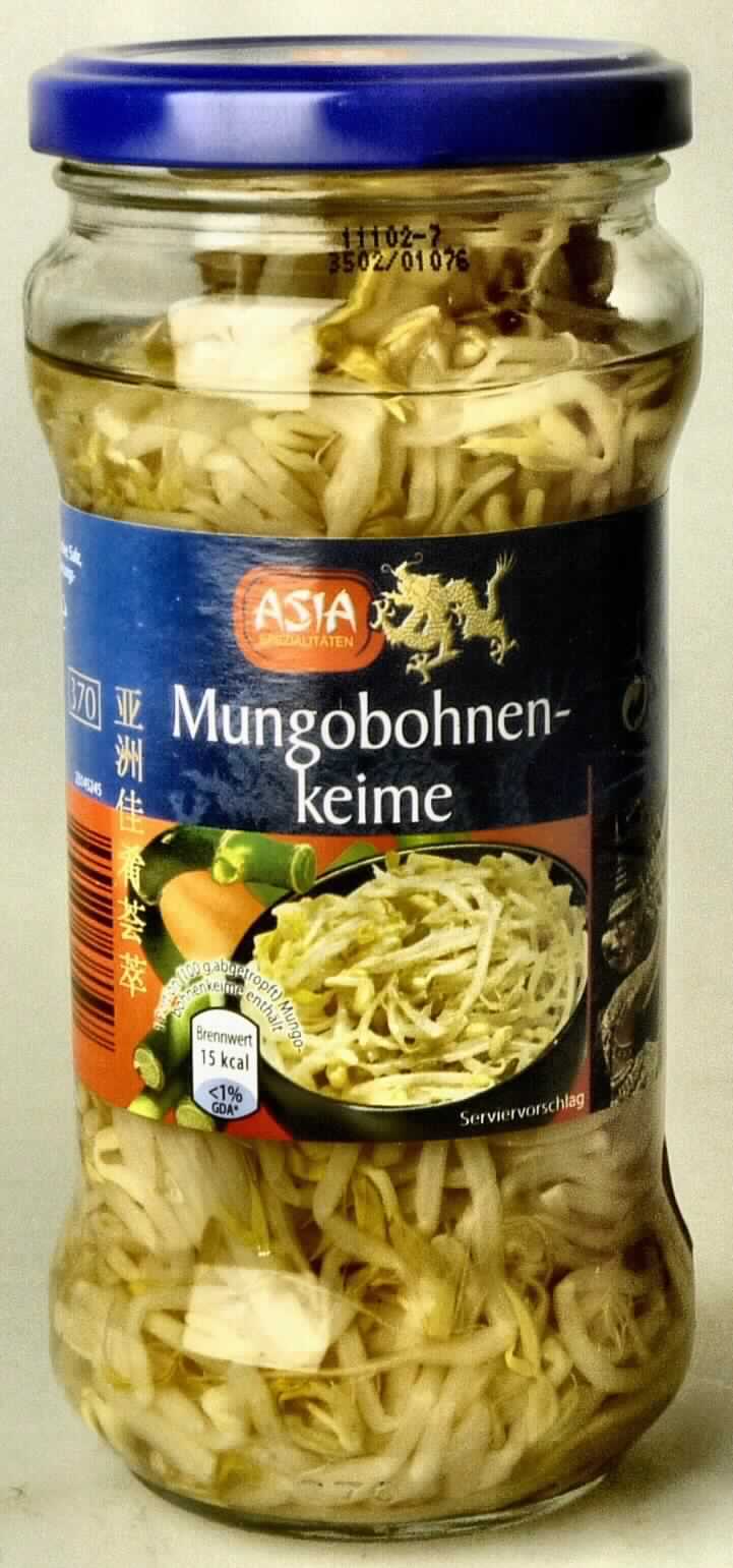 Mungobohnenkeime, eingelegt.

Antragsangaben (als zutreffend unterstellt): Mungobohnenkeime, eingelegt in Wasser. Zutaten: Mungobohnenkeime, Wasser, Zucker, Salz, Ascorbinsäure, Zitronensäure. Aufmachung: in Gläsern mit einem Inhalt à 370 ml.

Beschaffenheit des vorgelegten Warenmusters: unmittelbar genießbare, säuerlich und arttypisch schmeckende Mungobohnenkeimlinge in einer gelblichen, klaren Aufgussflüssigkeit. Aufmachung: etikettiertes Originalkonservenglas mit blauem Schraubdeckel. Warenaufschrift (auszugsweise): "ASIA Spezialitäten, Mungobohnenkeime, Nettogewicht 340 g, Abtropfgewicht 180 g". Gehalt an freier flüchtiger Säure (gemäß Zutatenliste): nicht enthalten.

Anderes Gemüse, anders als mit Essig oder Essigsäure zubereitet oder haltbar gemacht, nicht gefroren, ausgenommen Erzeugnisse der Position 2006, Bohnen, andere, keine Bohnen der Phaseolus-Arten.