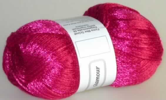 Maschengarn, sog. Handstrickgarn Glamour, siehe Foto,
- laut Untersuchungsergebnis:
-- mit einer Breite von ca. 2 mm,
-- aus synthetischen Chemiefasern (laut Antrag aus Polyamid und Polyacryl),
- als Meterware in einem Knäuel aufgemacht.