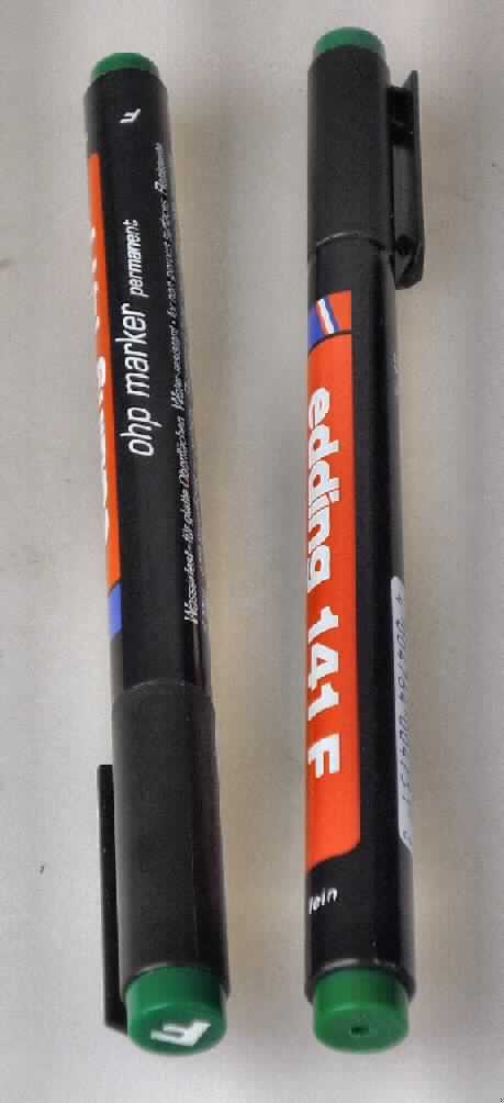Sog. ohp marker, wasserfest, Art. e-141 F, in Form eines Füllhalters. Der Schreiber besteht
aus einem Kunststoffgehäuse mit einer Schreibspitze aus Kunststoff, die in einer
tintegetränkten, watteähnlichen Rolle im Inneren des Gehäuses steckt und ist mit einer
Verschlusskappe ausgestattet (Maße: 14 x 1 cm = L x D).
Die Schreibspitze (D = 0,6 mm) aus Kunststoff ist nicht porös und weist einen Innenkanal
zur Tintenleitung auf.
Zwei dieser Schreiber sind in einer bedruckten Tüte aus Kunststofffolie mit Aufhängeöse
verpackt.

Diese Ware ist als "anderer Füllhalter" einzureihen.