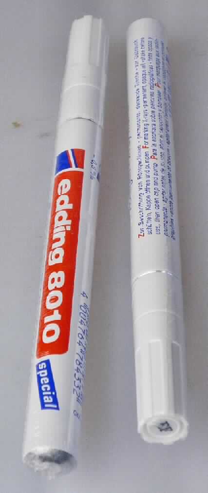 Sog. Röntgenmarker, Art. edding 8010, in Form eines Füllhalters. Der Schreiber besteht aus
einem Kunststoffgehäuse mit einer Schreibspitze aus Kunststoff, die durch eine permanente, 
lackartig deckende Tusche im Inneren des Gehäuses gespeist wird und ist mit einer
Verschlusskappe ausgestattet (Maße: 13,5 x 1 cm = L x D).
Die Tusche muss vor dem Schreiben durch Schütteln einer im Gehäuse befindlichen Kugel
durchmischt werden.
Die Schreibspitze (D = 0,8 mm) aus Kunststoff ist nicht porös und weist einen Innenkanal
zur Tintenleitung auf. 
Zwei dieser Schreiber sind in einer bedruckten Tüte aus Kunststofffolie mit Aufhängeöse
verpackt.

Diese Ware ist als "anderer Füllhalter" einzureihen.