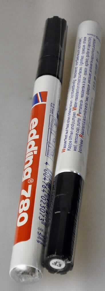 Sog. Markierungsstift "paint marker", Art. e-780 in Form eines Füllhalters. Der Schreiber
besteht aus einem Kunststoffgehäuse mit einer Schreibspitze aus Kunststoff, die durch eine
permanente, lackartig deckende Tusche im Inneren des Gehäuses gespeist wird und ist mit
einer Verschlusskappe ausgestattet (Maße: 14 x 1 cm = L x D).
Die Tusche muss vor dem Schreiben durch Schütteln einer im Gehäuse befindlichen Kugel
durchmischt werden.
Die Schreibspitze (D = 0,8 mm) aus Kunststoff ist nicht porös und weist einen Innenkanal
zur Tintenleitung auf. 
Zwei dieser Schreiber sind in einer bedruckten Tüte aus Kunststofffolie mit Aufhängeöse
verpackt.

Diese Ware ist als "anderer Füllhalter" einzureihen.