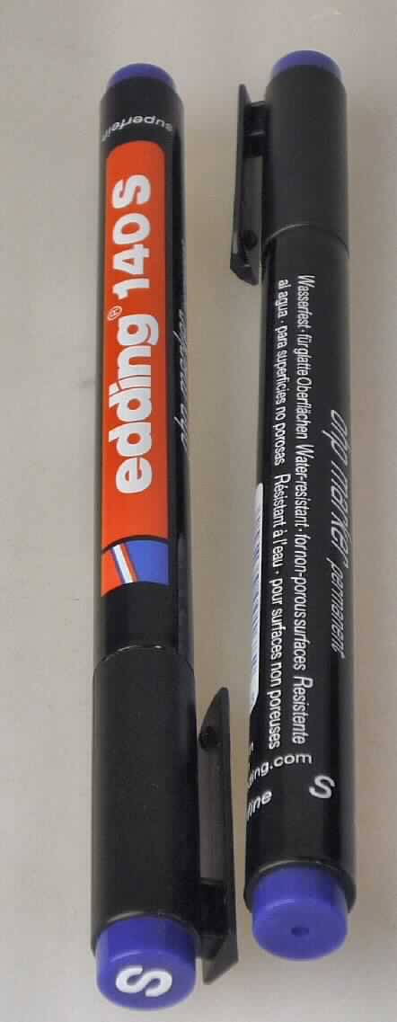 Sog. ohp marker, Art. edding 140S in Form eines Füllhalters. Der Schreiber
besteht aus einem Kunststoffgehäuse mit einer Schreibspitze aus Kunststoff, die in einer
tintegetränkten, watteähnlichen Rolle im Inneren des Gehäuses steckt und ist mit einer
Verschlusskappe ausgestattet (Maße: 14 x 1 cm = L x D).
Die Schreibspitze (D = 0,3 mm) aus Kunststoff ist nicht porös und weist einen Innenkanal
zur Tintenleitung auf.
Zwei dieser Schreiber sind in einer bedruckten Tüte aus Kunststofffolie mit Aufhängeöse
verpackt.

Diese Ware ist als "anderer Füllhalter" einzureihen.