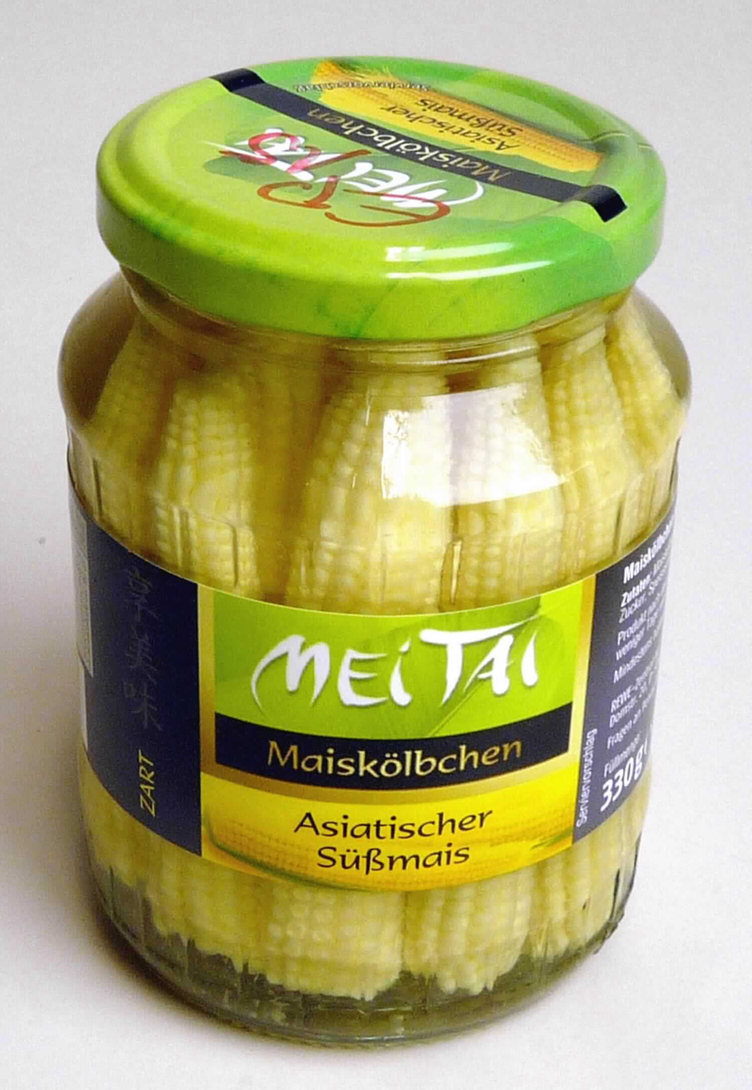 Maiskölbchen, mit Essig zubereitet.

Antragsangaben (als zutreffend unterstellt): Maiskölbchen Mei Tai (Asiatischer Süßmais). Zur verwendeten Maissorte und zur Warenzusammensetzung wurden vertrauliche Angaben gemacht.

Beschaffenheit des vorgelegten Warenmusters: 19 gelbe, ca. 7,5-9 cm lange, säuerlich und arteigen schmeckende Maiskölbchen in einer schwach gelblichen Aufgussflüssigkeit. Aufmachung: in einem etikettierten Originalkonservenglas. Warenaufschrift (auszugsweise): "Maiskölbchen aus junger Rohware; Füllmenge: 330 g; Abtropfgewicht: 190 g."
Gehalt an freier flüchtiger Säure i.S. der ZAnm 1 zu Kap 20 (gemäß Angabe): mehr als 0,5 GHT.
Zuckerzusatz (gemäß Angabe): enthalten.

Die Ware wurde aus einer anderen Maissorte als Zuckermais gewonnen.

Gemüse, Früchte, Nüsse und andere genießbare Pflanzenteile, mit Essig oder Essigsäure zubereitet oder haltbar gemacht, andere als in den TARIC-Codes 2001 1000 11 bis 2001 9097 89 genannt, mit Zusatz von Zucker.
