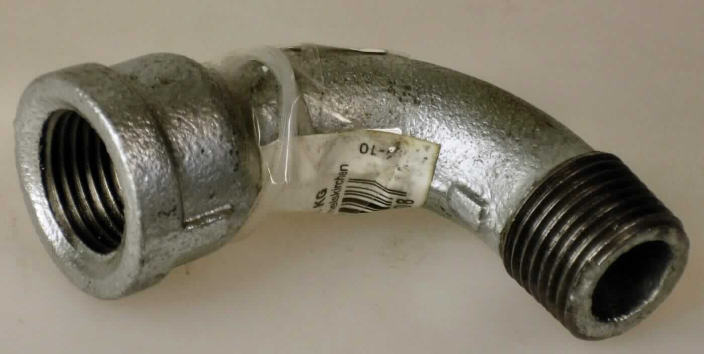 Tempergussfitting

Bei der Ware handelt sich um ein metallisches, rechtwinklig gebogenes Rohrverbindungstück, einseitig mit Außengewinde, das andere Ende mit Innengewinde. Das Erzeugnis dient in der Sanitärinstallation zum Verbinden von Rohren oder Rohrstücken mit 1/2 Zoll Durchmesser.
Die Ware besteht nach den Angaben aus Temperguss (DIN EN 10242) und ist verzinkt. 

Bei der Ware handelt es sich um ein Rohrverbindungsstück aus verformbarem Gusseisen mit Gewinde des TARIC-Codes 7307 1910 10.
