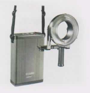 Sog. "walimex pro Portables Ringblitz-Set GXR-600 (Art. Nr. 17238)", als Warenzusammenstellung in Aufmachung für den Einzelverkauf, im Wesentlichen bestehend aus einem ringförmigen Blitzkopf mit Haltegriff (InnenØ - ca. 11,0 cm; AußenØ - 17,0 cm - Gewicht ca. 680 g), einem Akkuladegerät inkl. Akkus (Maße ca. 25,5 x 17,0 x 7,0 cm, Gewicht ca. 3,1 kg), sowie diversem Zubehör (Blitzröhre, Kfz-Ladekabel, Funkauslöserset, Synchrokabel, Tragetasche für Powerpack mit Tragegurt).

Alle Bestandteile dienen als transportables Studioblitzsystem zum Ausleuchten von Motiven inner- oder außerhalb von Fotostudios und werden in einem Transportkoffer sowie einer Tragetasche transportiert. Der Blitzkopf wird über ein Verbindungskabel mit dem Akku verbunden und mit Energie zum Betrieb versorgt. Die Blitzauslösung erfolgt durch das Synchrokabel oder den Testknopf. Der Blitzkopf bestimmt in Bezug auf die Verwendung den Charakter der Warenzusammenstellung.

äußere Form: siehe Abbildung in der Anlage

Die Ware wird als "Blitzlichtgerät, für fotografische Zwecke, mit Entladungslampe (Elektronenblitzgeräte)" eingereiht.