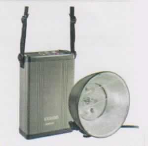 Sog. "walimex pro Portables Blitzleuchten-Set GXB-600 (Art. Nr. 17237)", als Warenzusammenstellung in Aufmachung für den Einzelverkauf, im Wesentlichen bestehend aus einem runden Blitzkopf mit Haltegriff (Ø - ca. 15,0 cm - Gewicht ca. 740 g), einem Akkuladegerät inkl. Akkus (Maße ca. 25,5 x 17,0 x 7,0 cm, Gewicht ca. 3,1 kg), sowie diversem Zubehör (Blitzröhre, Einstelllicht, Kfz-Ladekabel, Funkauslöserset, Synchrokabel, Tragegurt, Testknopf, abnehmbarer Reflektor und Schutzkappe).

Alle Bestandteile dienen als transportables Studioblitzsystem zum Ausleuchten von Motiven inner- oder außerhalb von Fotostudios und werden in einem Transportkoffer sowie einer Tragetasche transportiert. Der Blitzkopf wird über ein Verbindungskabel mit dem Akku verbunden und mit Energie zum Betrieb versorgt. Die Blitzauslösung erfolgt durch das Synchrokabel oder den Testknopf. Der Blitzkopf bestimmt in Bezug auf die Verwendung den Charakter der Warenzusammenstellung.

äußere Form: siehe Abbildung in der Anlage

Die Ware wird als "Blitzlichtgerät, für fotografische Zwecke, mit Entladungslampe (Elektronenblitzgeräte)" eingereiht.