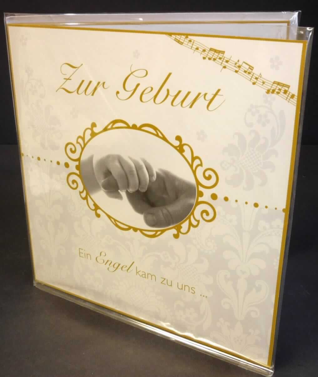 Bei der als "XXL-Glückwunschkarte mit Sound" bezeichneten Ware handelt es sich nach dem vorgelegten Warenmuster um eine Klappkarte aus Kartonpapier (Format etwa 31 x 31 cm). Auf der Vorderseite ist sie mit einer fotografischen Abbildung (Hände), einer Notenlinie und Ziermotiven sowie der Aufschrift "Zur Geburt - Ein Engel kam zu uns ..." bedruckt. Die linke Innenseite ist ebenfalls mit einer fotografischen Abbildung (Babyhand), Ziermotiven und der Aufschrift " ... und erfreut uns jeden Tag!", die rechte Innenseite mit der Aufschrift "Herzlichen Glückwunsch zur Geburt Eures Kindes" bedruckt. In die rechte Innenseite ist zudem ein elektronisches Musikmodul so eingearbeitet, dass ein Lied ertönt, sobald die Karte aufgeklappt wird. 
Die Karte ist gemeinsam mit einem passenden Kuvert aus Papier in einem mit bedrucktem Papieretikett beklebten, klarsichtigen Kunststofffolienbeutel verpackt.

Abbildung siehe Anlage.

Derartige aus verschiedenen Bestandteilen zusammengesetzte Waren gehören als "Glückwunschkarten, illustriert, mit Umschlägen" zur Codenummer 4909 0000 00 0 des Zolltarifs.