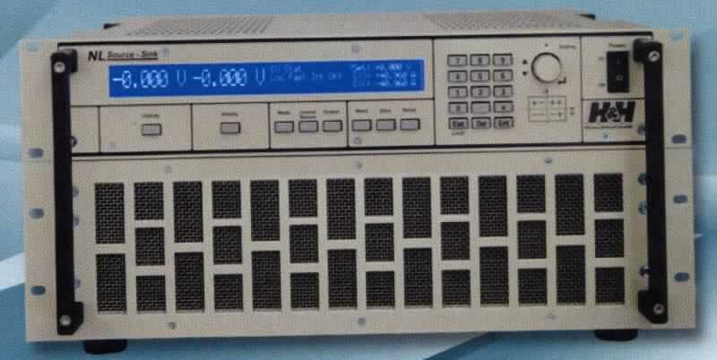 Sog. elektronische Last, im Wesentlichen bestehend aus einem Gehäuse aus unedlem Metall, welches die einzelnen Baugruppen (elektrische und elektronische sowie teilweise mechanische Bauelemente, Lüfter) umschließt. Entsprechend der unterschiedlichen Spezifikation der Ware variieren die Abmessungen zwischen ca. 483 x 88 x 520 mm und ca. 483 x 622 x 561 mm. Die Masse variiert zwischen ca. 13 und ca. 105 kg.
Die Front des Gehäuses ist mit einem LC-Display sowie mit verschiedenen Bedienelementen in Form von Schaltern und Tasten zur Steuerung des Geräts ausgestattet. Sämtliche elektrischen Anschlüsse sind rückseitig angebracht. Dort finden Polklemmen oder massive Kupferschienen mit Schraubanschlüssen Anwendung.
Das Gerät verfügt über interne Messdatenspeicher und ist mit verschieden Datenbankmanagementsystemen ausgestattet. 
Die Ware wird als Ersatz für konventionelle Lastwiderstände eingesetzt. Es können verschiedene Spannungs- und Stromstärkeprofile unter Berücksichtigung variabler Anstiegs- und Abfallgeschwindigkeiten programmiert und realisiert werden. Das Gerät dient im Rahmen von Funktionstests u. a. an Netz- und Steuergeräten, Batterien, Generatoren, Transformatoren dem Messen von Spannung und Stromstärke.

Zur äußeren Form siehe Abbildung in der Anlage

Die Ware wird als " Geräte zum Messen und Prüfen elektrischer Größen (Spannung, Stromstärke), ausgenommen Zähler der Position 9028, als Multimeter mit Registriervorrichtung, andere als in den Unterpositionen (HS) 9030 10 bis 9030 20 erfasst" eingereiht.