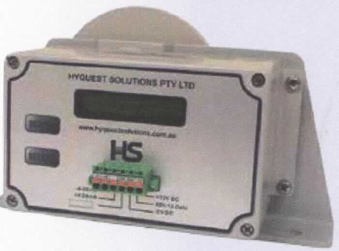 Das sog. hydrologische Pegelmessgerät in Form eines unvollständigen Messgerätes, im Wesentlichen bestehend aus einem Gehäuse (Abmessungen in mm: 245 x 125 x 150), vorderseitig ein LCD-Display und verschiedene elektrische Anschlüsse, rückseitig zwei kleine Führungsrollen und eine große Umlenkrolle. Zur Bestimmung des Wasserpegels wird über die Rollen ein Draht (nicht Gegenstand dieser vZTA-Entscheidung) geführt. Am einen Ende des Drahtes ist ein schwimmendes Bauteil ("Schwimmer", nicht Gegenstand dieser vZTA-Entscheidung) angebracht und am anderen Ende befindet sich ein Gegengewicht (nicht Gegenstand dieser vZTA-Entscheidung). Der Schwimmer wird beispielsweise in einen Brunnenschacht bis zur Wasseroberfläche hinabgelassen. Durch das Hinablassen bewegt sich die große Umlenkrolle. Die daraus resultierende Winkelposition der Umlenkrolle wird in ein elektrisches Signal umgewandelt, aus dem der Wasserpegel berechnet wird. Die gemessenen Werte können auf dem Display angezeigt werden. Das Gerät dient der Wasserpegelbestimmung u.a. in Bohrlöchern und Brunnen.

Die Ware wird als "Gerät für die Hydrologie" eingereiht.