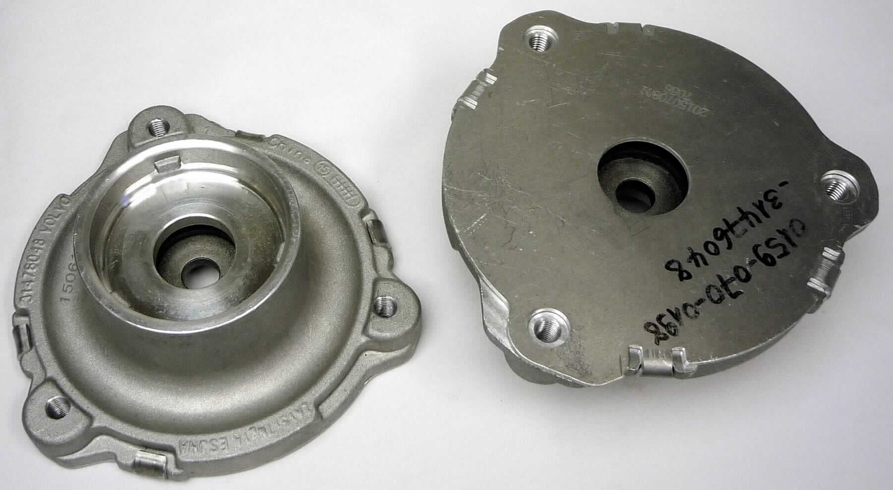 Federbeinstützlager, sog. Front Top Mount, Foto siehe Anlage, in Form einer zusammengesetzten Ware, 
(laut Antrag) bestehend aus:
- einem speziell geformten, abgestuften hohlzylinderartigen Befestigungskörper aus unedlen Metallen 
  (im Wesentlichen aus Aluminium),
- mit einem Durchmesser von ca. 136 mm und einer Höhe von ca. 48,6 mm,
- mit drei Gewindebohrungen zur Aufnahme von Befestigungsschrauben (nicht Gegenstand der vZTA) 
  versehen,
- im Inneren teilweise mit einer Schicht aus Kautschuk ausgestattet,
- insbesondere im Hinblick auf den Umfang bestimmt das unedle Metall den Charakter der Ware,
- wird im vorderen Aufhängesystem von Personenkraftwagen verbaut,
- dient dazu, eine Verbindung von Stoßdämpfer und Tragfeder (Aufbaufeder) an die Karosserie zu realisieren,
- aufgrund der objektiven Merkmale (u. a. Form) und Eigenschaften erkennbar hauptsächlich für Kraftfahrzeuge 
  des Kapitels 87 bestimmt.

"Teile für Kraftfahrzeuge der Positionen 8701 bis 8705, Aufhängesystem und Teile davon (Federbeinstützlager), 
nicht für die industrielle Montage, anderes als in den Unterpositionen (KN) 8708 8035 und 8708 8055 genanntes, 
nicht aus gesenkgeschmiedetem Stahl"