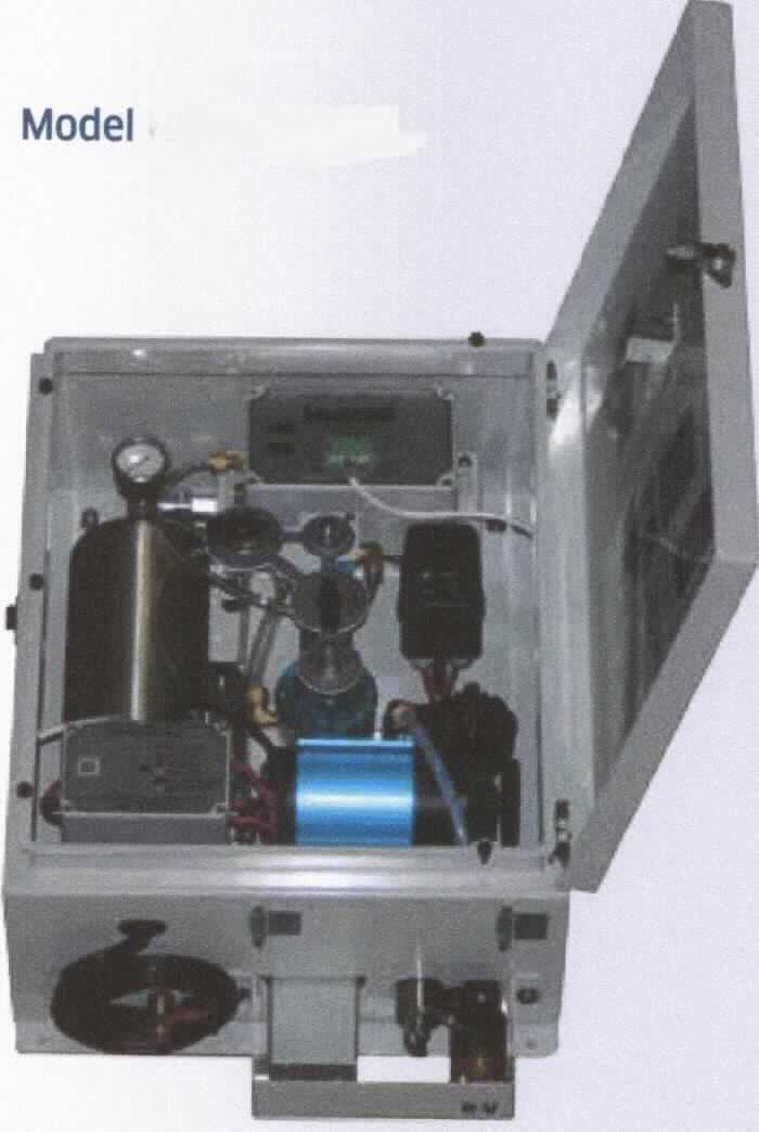 Das sog. Elektromechanische Messsystem in Form einer kombinierten Maschine, im Wesentlichen bestehend aus einem Gehäuse aus unedlem Metall (Abmessungen in mm: 405 x 620 x 220) mit aufklappbarem Deckel, in dem u.a. ein Drucksensor, ein Differenzdruckregler, ein Kompressor, eine Kompressor-Steuer-Einheit, ein Druckbehälter, Ventile sowie unterschiedliche Filter verbaut sind. Die unterschiedlichen Komponenten sind sowohl über Schlauchleitungen, an denen Ventile angebracht sind, als auch über elektrische Leitungen miteinander verbunden (siehe Abbildung in der Anlage).
Der Kompressor, der durch die Kompressor-Steuer-Einheit gesteuert wird, erzeugt einen gewissen Druck im Druckbehälter. Anschließend wird die Luft bei diesem eingestellten Druck über Schlauchleitungen (nicht Gegenstand dieser vZTA-Entscheidung) in ein flüssiges Medium über ein Tauchrohr (nicht Gegenstand dieser vZTA-Entscheidung) "eingeperlt". Der Abstand des Auslasses dieses Tauchrohres (nicht Gegenstand dieser vZTA-Entscheidung) zum Boden des zu untersuchenden Gewässers/Beckens ist konstant. Durch den angelegten Druck tritt das Gas aus dem Tauchrohr heraus und gelangt an die Wasseroberfläche. Der Gegendruck, welchen das Wasser dem ausströmenden Gas entgegensetzt, ist ein Maß für die Füllhöhe im Becken bzw. für den Wasserstand im Gewässer. Dieser Gegendruck wird von dem Drucksensor erfasst, welcher anschließend den Wasserpegel berechnet.
Das Gerät dient gleichermaßen der Bestimmung der Wasserhöhe in Seen oder Flüssen wie der Bestimmung der Füllhöhe in Kanälen oder Tanks. Eine kennzeichnende Hauptfunktion ist aus diesem Grund nicht feststellbar.

Die Ware wird als "elektronisches Gerät zum Messen oder Überwachen der Füllhöhe von Flüssigkeiten, kein Durchflussmesser" eingereiht.