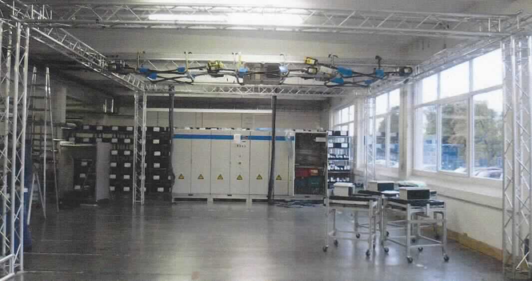 Testsystem zur Durchführung eines automatischen Funktions- und Leistungstest an einem PV(Photovoltaik)-Wechselrichter anhand von Strom- und Spannungsmessungen in Form einer zusammengesetzten Ware, im Wesentlichen bestehend aus
- Testschrank zur Versorgung des Prüflings mit DC-Spannung und Durchführung der einzelnen Testschritte (charakterbestimmend im Bezug auf die Verwendung),
- Fernsteuerung in Form eines PC inkl. Bedienelementen zur Ansteuerung und Überwachung des Testschranks bzw. Testlaufs, Zweihandbedienung und PC zur Ansteuerung des Testgerätes
- Kalibrierungseinheit zur Vorgabe einer hochgenauen AC-Spannung zur Kalibrierung des Prüflings während des Testlaufs,
- Kommunikationsequipment, bestehend aus elektronischen Komponenten, die während des Testlaufs die Kommunikation zwischen Testschrank und Prüfling ermöglichen,
- Traversensystem als Trägersystem für die gesamte Verkabelung zwischen Testschrank und Prüfling,
- Würfel in Form eines Adapters für Medienanschlüsse, um die Prüflinge elektrisch an das Testsystem anzuschließen und
- Kabelwagen zur Bereitstellung der Kabel zum Anschließen des Prüflings an den Würfel.
Die für den Funktions- und Leistungstest notwendigen Komponenten sind über Kabel miteinander verbunden und bilden somit eine funktionelle Einheit. Die ermittelten Daten können mit Hilfe des PC auf einer Datenbank (nicht Gegenstand dieser vZTA) gespeichert werden. Beispielhafter Aufbau des Gesamtsystems: siehe Abbildung in der Anlage.
Das System wird beim Dauertest von PV-Wechselrichtern eingesetzt und dient dort der Überprüfung Spannung und Stromstärke von Bauteilen.
Die Ware wird als "elektronisches Gerät zum Messen oder Prüfen elektrischer Größen (Stromstärke, Spannung), Multimeter ohne Registriervorrichtung, nicht für zivile Luftfahrzeuge bestimmt" eingereiht.