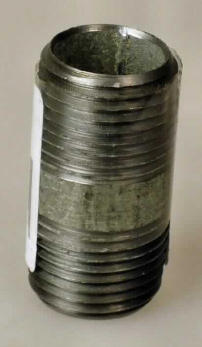 Tempergussfitting

Bei der Ware handelt sich um ein metallisches Rohrverbindungstück mit einer Länge von 40 mm und einem Außendurchmesser von ca. 21 mm mit beidseitigem Außengewinde. Das Erzeugnis dient in der Sanitärinstallation zum Verbinden von Rohren oder Rohrstücken mit 1/2 Zoll Durchmesser.
Die Ware besteht nach den Angaben aus Temperguss (DIN EN 10242) und ist verzinkt. 

Bei der Ware handelt es sich um ein Rohrverbindungsstück aus verformbarem Gusseisen mit Gewinde des TARIC-Codes 7307 1910 10. Ein Gewinderohr der Position 7306 liegt aufgrund der Abmessungen nicht vor.