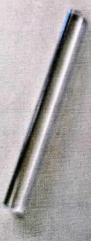 Plankonvexe Zylinderlinse, bestehend aus poliertem Quarzglas mit einer Größe von 40 x 2,6 x 2,7 mm (L x B x H). Die Zylinderlinse dient zur Fokussierung des gebeugten Lichtes auf eine CCD-Zeile und ist eine Komponente der Haltereinheit CCD.
Zur äußeren Form siehe Abbildung in Anlage.

Die Ware wird als "optisches Element, aus optisch bearbeitetem Glas, anderes als in Unterposition (HS) 9001 10 bis 9001 50 genannt, anderes als in TARIC-Code 9001 9000 10 bis 9001 9000 85 genannt" eingereiht.