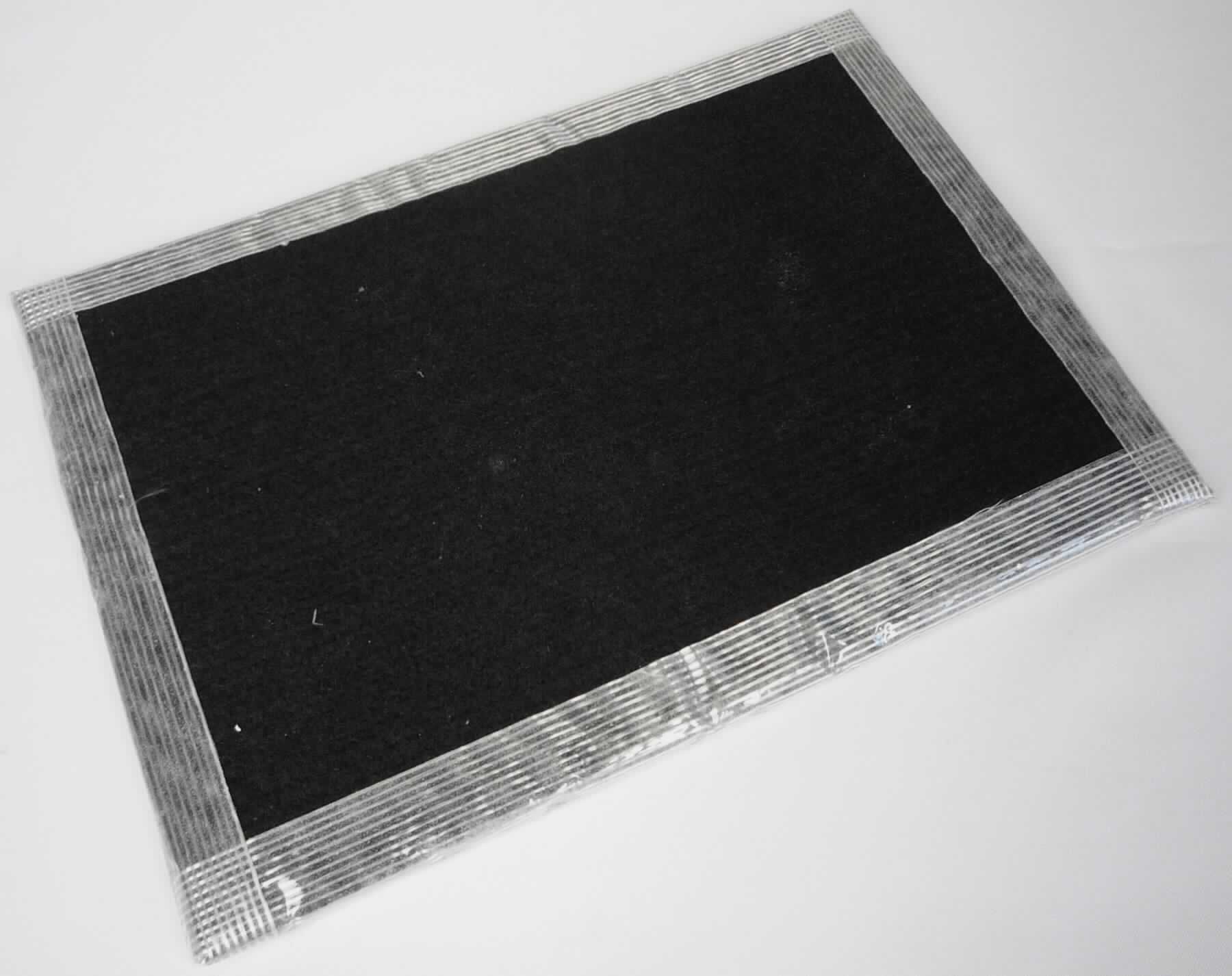 Angaben:
FilterMat OC mehrlagiger Geocomposite/Geoverbundstoff, bestehend aus 2 Lagen Polypropylen Nadelfilz und mit 2 Trennlagen (weiß) umfasster, modifizierter, aktivierter Bentonit/Organoclay. Aufmachung: Rolle; Standardabmessungen (B x L): 17 ft (5,20 m) x 100 ft (30 m).

Warenbeschaffenheit:
Schicht aus grauem Granulat, beidseitig mit sehr dünner, weißer Schicht sowie schwarzem, dickerem Filz umgeben

Befund:
Ware aus anderen mineralischen Stoffen, anderweit weder genannt noch inbegriffen