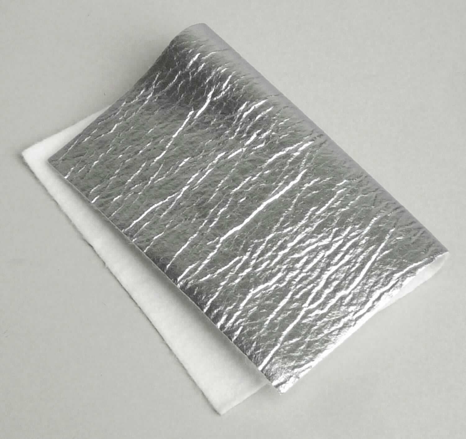 Nadelfilz, Foto siehe Anlage, 
- als Meterware, laut Antrag mit einer Breite von 139 cm,
- laut Untersuchungsergebnis:
-- aus einem Nadelfilz aus synthetischen Chemiefasern (laut Antrag: Polyamid und Polyester),
-- einseitig mit einer dünnen Folie aus metallisiertem Kunststoff (laut Antrag: Polyurethan; kein Zellkunststoff) 
   versehen,
-- mit einem Anteil an Spinnstoffen von mehr als 50 GHT.

"Filz (Nadelfilz), mit Lagen versehen"