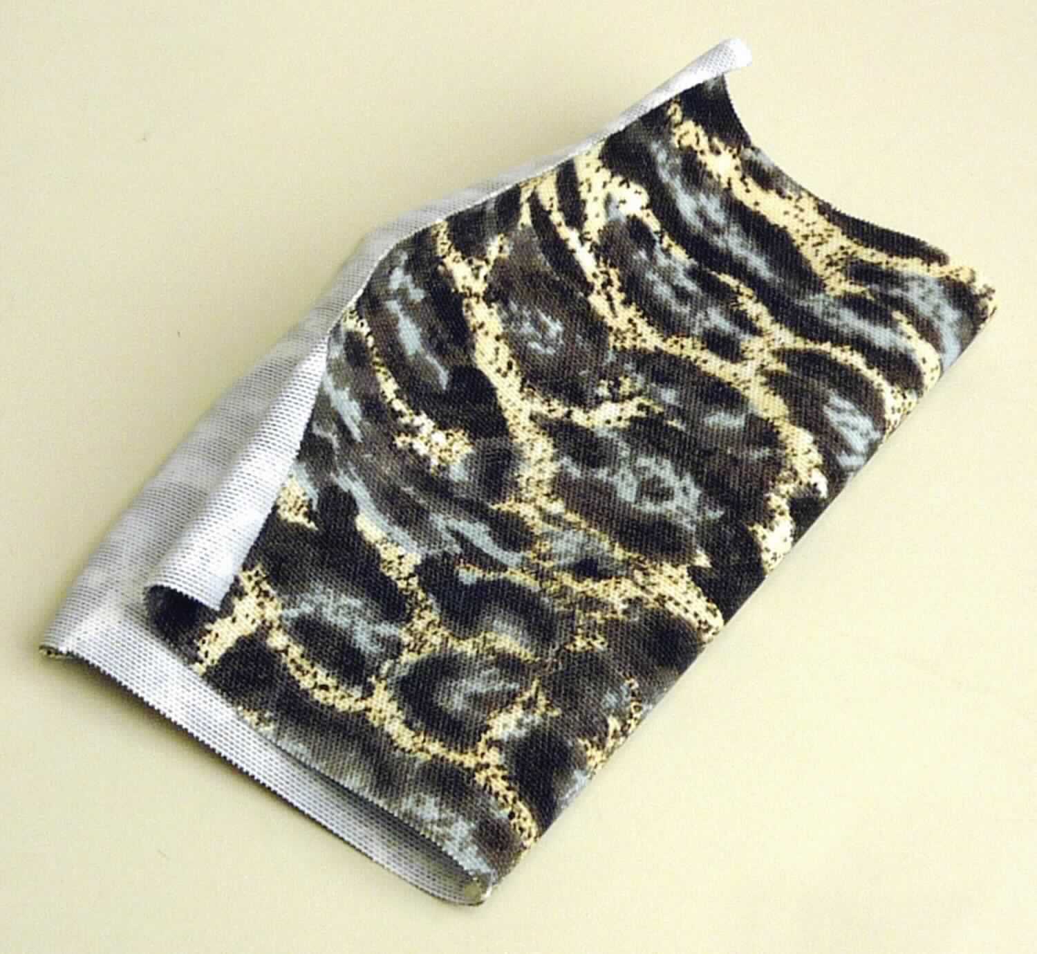 Kettengewirke, Foto siehe Anlage,
- als Meterware, mit einer Breite von laut Antrag 144 cm,
- aus laut Antrag 82 % Polyamid (synthetische Chemiefasern) und 18 % Elastomergarnen,
- keine Kautschukfäden enthaltend,
- bedruckt.

"Gewirke, mit einer Breite von mehr als 30 cm, mit einem Anteil an Elastomergarnen von mehr als 5 GHT, anderes
 als solche der Position 6001, keine Kautschukfäden enthaltend, aus synthetischen Chemiefasern"