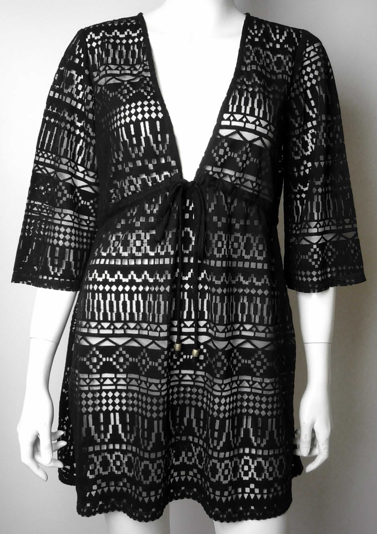 Bluse, sog. Tunika/Strandkleid, Größe 38, Foto siehe Anlage,
- aus 0,6 mm dicken (leichten), musterbildend in Ausbrennertechnik bedruckten Gewirken aus laut Antrag 75 % 
  Viskose und 25 % Polyester (beides Chemiefasern), mit durchschnittlich mehr als 10 Maschen je linearen 
  Zentimeter in jeder Richtung,
- über den Schritt reichend (Rückenlänge: in getragenem Zustand ca. 78 cm),
- mit einem V-förmigen, sehr tiefen Halsausschnitt (deshalb keine Ware der Position 6109),
- ohne Öffnung und ohne Verschluss; ohne Hinweise auf den Trägerkreis (unisex), 
- mit halblangen Ärmeln, an den Ärmelenden gesäumt,
- unterhalb des Brustbereichs mit einem Tunnelzug verengt,
- am unteren Rand durch Umschlagen und Festnähen gesäumt,
- kann nicht ohne ein weiteres, den Unterkörper bedeckendes Kleidungsstück getragen werden, somit kein Kleid.

"Bluse, aus Gewirken, für Frauen, aus Chemiefasern"