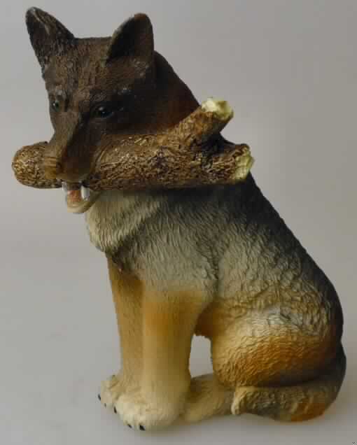 Es handelt sich um die halbplastische Nachbildung eines sitzenden Schäferhundes aus Kunststoffen im Sinne der Anmerkung 1 zu Kapitel 39.

Der im Maul einen etwa 5 cm langen Ast tragende Hund (ca. 9 x 5 x 2,5 cm) ist auf der abgeflachten Rückseite mit einem Selbstklebestreifen zur dauerhaften Befestigung an z. B. Wänden, Türen oder Möbeln versehen. 

Die auf einer Pappkarte aufgeblisterte Ware soll als Haken für z. B. Hundeleinen verwendet werden. Derartige Erzeugnisse sind in Anwendung der AV 3 c) in die zuletzt genannte der gleichermaßen in Betracht kommenden Positionen als "andere Ware aus Kunststoffen, Beschläge für Möbel, Karosserien und dergleichen" einzureihen.