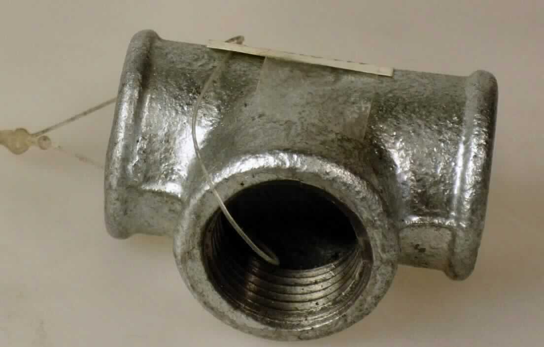 Tempergussfitting

Bei der Ware handelt sich um ein metallisches Rohrverbindungstück als T-Stück mit jeweiligem Innengewinde. Das Erzeugnis dient in der Sanitärinstallation zum Verbinden von Rohren oder Rohrstücken mit 1/2 Zoll Durchmesser.
Die Ware besteht nach den Angaben aus Temperguss (DIN EN 10242) und ist verzinkt. 

Bei der Ware handelt es sich um ein Rohrverbindungsstück aus verformbarem Gusseisen mit Gewinde des TARIC-Codes 7307 1910 10.
