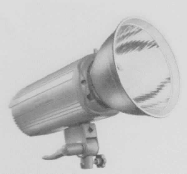 "Walimex pro VC-300/400/500/600/1000 Excellence Studioblitzleuchte, Art.:19657, 19658, 19659, 19660, 19662", im Wesentlichen bestehend aus einem von ca. 30 x 13 x 13 cm bis 36 x 13 x 13 cm messenden Gehäuse mit eingebauter Elektronik und Gebläse zur Kühlung, vorne mit eingesetzter Blitzröhre und Reflektor, hinten mit LED-Display und Bedienpanel, einem Einstelllicht, einem 4m langen Netzkabel, einem 4m langen Synchrokabel und einer Schutzkappe. (äußere Form: siehe Abbildung in der Anlage)
Die Studioblitzleuchte ist in mehreren Varianten mit z.B. unterschiedlicher Blitzleistung verfügbar (VC-300 = Art.-Nr.: 19657, VC-400 = Art.-Nr.: 19658, VC-500 = Art.-Nr.: 19659, VC-600 = 19660, VC-1000 = 19662). Das Gerät verfügt über einen 2,4 GHZ Empfänger mit 16 Kanälen und 4 Gruppen, dadurch kann bei einem Einsatz mit mehreren Blitzen jeder Blitz individuell gesteuert werden. Alle Einstellungen wie Blitzleistung oder Einstelllicht können per Tastenklick über den separat erhältlichen Funkauslöser vorgenommen werden oder auch über das Bedienpanel am Blitz selbst. Die Blitzauslösung kann über ein Synchrokabel, die eingebaute Fotozelle, über den Testknopf oder den zusätzlich erhältlichen Funkauslöser erfolgen. Zudem lassen sich Blitzleistung und Einstelllicht stufenlos und proportional einstellen. Das Studioblitzgerät sorgt für die notwendige Objektausleuchtung bei Fotografien.
Die Ware wird als "Blitzlichtgerät für fotografische Zwecke mit Entladungslampe (Elektronenblitzgeräte)" eingereiht.