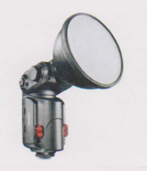 "walimex pro Blitzgerät Light Shooter 180, Art.: 19543", im Wesentlichen bestehend aus einem ca. 20x9x7 cm messenden Gehäuse aus Kunststoff mit eingebauter Elektronik, aufgesetzter und verstellbarer (Drehwinkel vertikal -15° bis +90°, Drehwinkel horizontal 0° bis 270°) Blitzröhre mit abnehmbaren Reflektor/Diffusor, hinten mit LED-Display und Bedienpanel. (Äußere Form: siehe Abbildung in der Anlage)
Das digitale Blitzgerät, mit einer Blitzleistung von 180Ws und einem Eigengewicht von ca. 550g, wird durch einfaches Aufstecken auf den Kamera-Blitzschuh an der Kamera befestigt. Die Stromversorgung erfolgt durch den "walimex pro Powerblock II" oder durch den "walimex pro Powerblock Power Porta" (beides optional erhältlich und nicht Gegenstand dieser Auskunft). Das Gerät verfügt über vier verschiedenen Modi: manuell, Slave 1, Slave 2 und RPT (Stroboskop). Zudem ist die Frequenz der RPT-Funktion einstellbar. Seitlich am Gerät befinden sich unterschiedliche Anschlüsse, wie z.B. für USB, Synchrokabel 3,5 mm, X-Kontakt. 
Das Blitzgerät sorgt für die notwendige Objektausleuchtung bei Fotografien.

Die Ware wird als "Blitzlichtgerät für fotografische Zwecke mit Entladungslampe (Elektronenblitzgerät)" eingereiht.