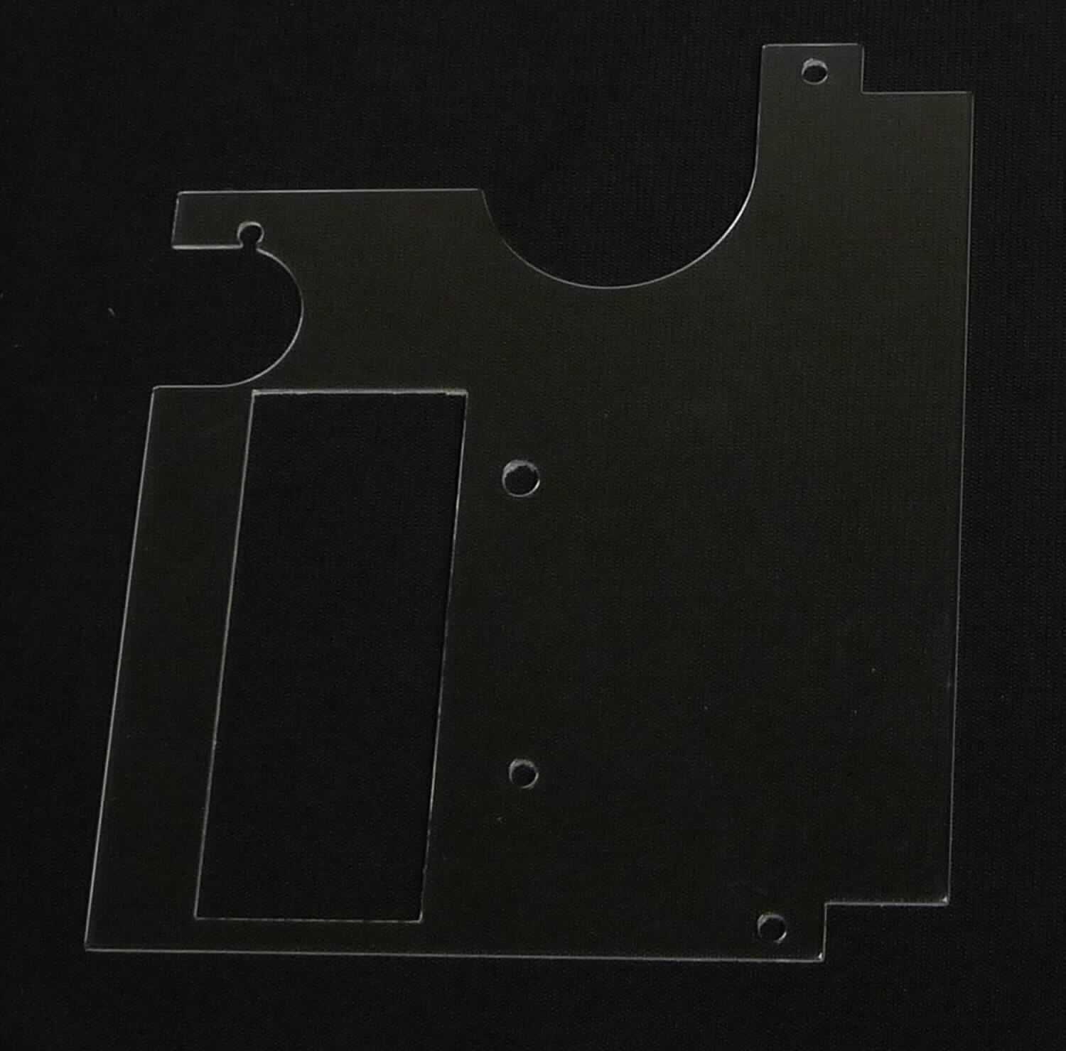 Sog. Schildhalter, im Wesentlichen bestehend aus einem sehr flachen quaderförmigen Körper mit den Abmessungen von ca. 138 x 100 x 1 mm, der aus transparentem Kunststoff besteht.
Der Körper weist spezielle Einkerbungen, Aussparungen und Bohrungen auf.
Die Ware ist für den Einbau als Schutzschicht für die Deckplatte elektronischer Elektrizitätszähler (nicht Gegenstand dieser vZTA-Entscheidung) bestimmt.

Zur äußeren Form siehe Abbildung in der Anlage.

Die Ware wird als "Teil, erkennbar hauptsächlich für Elektrizitätszähler bestimmt" eingereiht.