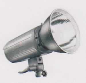 "Walimex pro VC Excellence Plus, Blitzgerät, Art.:20987", im Wesentlichen bestehend aus einem ca. 32 x 13 x 13 cm messenden Gehäuse (ohne Reflektor) mit eingebauter Elektronik und Gebläse zur Kühlung, vorne mit eingesetzter Blitzröhre und Reflektor, hinten mit LED-Display und Bedienpanel. (äußere Form: siehe Abbildung in der Anlage)

Das Blitzgerät hat eine Blitzleistung von 400 Ws und verfügt über einen 2,4 GHZ Empfänger mit 16 Kanälen und 4 Gruppen, dadurch kann bei einem Einsatz mit mehreren Blitzen jeder Blitz individuell gesteuert werden. Alle Einstellungen wie Blitzleistung oder Einstelllicht können per Tastenklick über den separat erhältlichen Funkauslöser vorgenommen werden oder auch über das Bedienpanel am Blitz selbst. Die Blitzauslösung kann über ein Synchrokabel, die eingebaute Fotozelle, über den Testknopf oder den zusätzlich erhältlichen Funkauslöser erfolgen. Zudem lassen sich Blitzleistung und Einstelllicht stufenlos und proportional einstellen.
Das Studioblitzgerät sorgt für die notwendige Objektausleuchtung bei Fotografien.

Die Ware, welche in einem Pappkarton verpackt und für den Einzelverkauf aufgemacht ist, wird als "Blitzlichtgerät für fotografische Zwecke mit Entladungslampe (Elektronenblitzgeräte)" eingereiht.