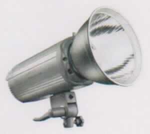 "Walimex pro VC-300/600/1000 Excellence Plus Studioblitz, Art.:20986, 20988, 20989", im Wesentlichen bestehend aus einem ca. 50,5 x 29 x 22 cm messenden Gehäuse mit eingebauter Elektronik und Gebläse zur Kühlung, vorne mit eingesetzter Blitzröhre und Reflektor, hinten mit LED-Display und Bedienpanel. (äußere Form: siehe Abbildung in der Anlage)
Die Studioblitzleuchte ist in mehreren Varianten mit z.B. unterschiedlicher Blitzleistung verfügbar (VC-300 = Art.-Nr.: 20986, VC-600 = Art.-Nr.: 20988, VC-1000 = Art.-Nr.: 20989). Das Gerät verfügt über einen 2,4 GHZ Empfänger mit 16 Kanälen und 4 Gruppen, dadurch kann bei einem Einsatz mit mehreren Blitzen jeder Blitz individuell gesteuert werden. Alle Einstellungen wie Blitzleistung oder Einstelllicht können per Tastenklick über den separat erhältlichen Funkauslöser vorgenommen werden oder auch über das Bedienpanel am Blitz selbst. Die Blitzauslösung kann über ein Synchrokabel, die eingebaute Fotozelle, über den Testknopf oder den zusätzlich erhältlichen Funkauslöser erfolgen. Zudem lassen sich Blitzleistung und Einstelllicht stufenlos und proportional einstellen.
Das Studioblitzgerät sorgt für die notwendige Objektausleuchtung bei Fotografien.

Die Ware wird als "Blitzlichtgerät für fotografische Zwecke mit Entladungslampe (Elektronenblitzgeräte)" eingereiht.