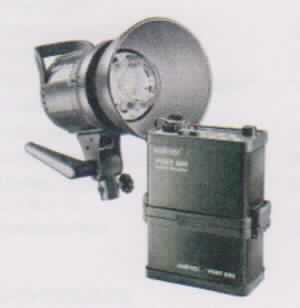 "walimex pro Power Shooter 600 Kofferset, Art.: 20718", in Form einer Warenzusammenstellung in Aufmachung für den Einzelverkauf, im Wesentlichen bestehend aus einem
- LXP Lampenkopf mit LED Einstelllicht, 
- walimex pro Power Port 600 mit wechselbaren Lithium Ionen Akku, 
- Ladegerät,
- Netzkabel,
- Normalreflektor,
- Schutzkappe,
- walimex pro Studioblitzgeät,
- Funkauslöserset mit USB Anschluss,
- Softcap,
- Umhängetasche und einem Transportkoffer.
(Äußere Form: siehe Abbildung in der Anlage)
Das portable Blitzsystem (Power Shooter 600) verfügt über einen LXP Lampenkopf, der durch einfaches Aufstecken auf einen Trägerfuß mittels Feststellschraube befestigt werden kann und für die notwendige Ausleuchtung sorgt. Die Stromversorgung erfolgt über den wechselbaren 8000mA Lithium Akku, der dem Blitzsystem eine Blitzleistung von 600Ws ermöglicht. Auf dem Blitzsystem selbst befinden sich unterschiedliche Anschlüsse (z.B. USB, Synchrokabel), das Display (mit LED Einstelllicht - 12W) und diverse Einstellknöpfe. Durch zahlreiche Einstellungsmöglichkeiten sind vielfältige Funktionen und Einstellungen möglich, z.B. stufenlos regelbarer Leistungsbereich von 1/1 bis 1/32 (Auslösen mehrere Blitze). Über den USB-Anschluss am Power Port 600 kann die Blitzauslösung durch die beiliegende drahtlose Fernbedienung erfolgen. 
Das Blitzgerät (charakterbestimmender Bestandteil in Bezug auf die Verwendung) sorgt für die notwendige Objektausleuchtung bei Fotografien im Fotostudio oder auch außerhalb.

Die Ware wird als "Blitzlichtgerät für fotografische Zwecke mit Entladungslampe (Elektronenblitzgerät)" eingereiht.
