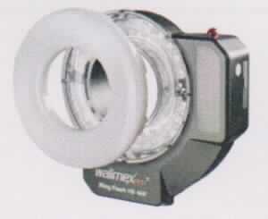 "walimex pro Ring Flash HS 400, Art.: 20623", im Wesentlichen bestehend aus einem ringförmigen Gehäuse ( ca. 22,5 cm x 7,5 cm x 23 cm) mit Blitzkopf an der Vorderseite, einem Farbdisplay und Einstellknöpfen auf der Rückseite, einem herausnehmbaren 12,6 V Li-ion Akku an der Unterseite des Gehäuses, einem Akkuladegerät, sowie Befestigungs- und Führungsschienen für z.B. die Schirmhalterung.
äußere Form: siehe Abbildung in der Anlage

Das Gerät verfügt über eine Leistung von max. 400 WS, wobei die Leistung über 22 Stufen ( 1/1 ~ 1/128 ) geregelt werden kann. Zudem ist im Erzeugnis eine Funksteuerung verbaut, die in Verbindung mit dem optional erhältlichen "walimex pro Funkauslöser-Set Operator USB Plus" (nicht Gegenstand dieser Auskunft) eine drahtlose Steuerung vieler Funktionen des Blitzes ermöglicht. Weiterhin kann der "Ring Flash HS 400" als Stroboskopblitz oder auch als LED-Videoleuchte (Hilfsfunktion) eingesetzt werden. Zusätzlich kann eine Schirmhalterung verbaut werden, welche mittig auf der Rückseite des Gerätes montiert wird (siehe Abbildung in der Anlage).
Alle Bestandteile dienen als transportables Blitzsystem zum Ausleuchten von Motiven inner- oder außerhalb von Fotostudios. 

Die Ware wird als "Blitzlichtgerät, für fotografische Zwecke, mit Entladungslampe (Elektronenblitzgeräte)" eingereiht.