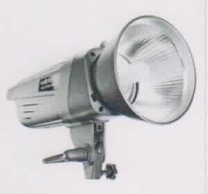 "Walimex pro VE-150/200/300/400 Excellence Studioblitzleuchte", im Wesentlichen bestehend aus einem ca. 30 x 13 x 13 cm messenden Gehäuse aus Kunststoff mit eingebauter Elektronik und Gebläse zur Kühlung, vorne mit eingesetzter Blitzröhre und Reflektor, hinten mit LED-Display und Bedienpanel. (äußere Form: siehe Abbildung in der Anlage)
Die Studioblitzleuchte ist in vier Varianten mit z.B. unterschiedlicher Blitzleistung verfügbar ( VE-150 = Art.-Nr.: 19544, VE-200 = Art.-Nr.: 19545, VE-300 = Art.-Nr.: 19546, VE-400 = Art.-Nr.: 19547). 
Die Blitzleuchte leuchtet Motive in Fotostudios aus.

Die Ware wird als "Blitzlichtgerät für fotografische Zwecke mit Entladungslampe (Elektronenblitzgeräte)" eingereiht.