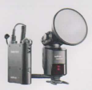 "walimex pro Light Shooter 360 inkl. Power Porta, Art.: 19765", in Form einer Warenzusammenstellung in Aufmachung für den Einzelverkauf, im Wesentlichen bestehend aus einem ca. 20x9x7 cm messenden Gehäuse aus Kunststoff mit eingebauter Elektronik, aufgesetzter und verstellbarer (Drehwinkel vertikal -15° bis +90°, Drehwinkel horizontal 0° bis 270°) Blitzröhre mit abnehmbaren Reflektor/Diffusor, hinten mit LED-Display und Bedienpanel, einem externen Lithium-Ion Akkumulator mit 2,5 m langem Verbindungskabel, einer Tasche, einem Tragegurt, sowie einem Netzladegerät. (Äußere Form: siehe Abbildung in der Anlage)
Das digitale Blitzgerät verfügt über eine Blitzleistung von 360Ws und wird durch einfaches Aufstecken auf den Kamera-Blitzschuh an der Kamera befestigt. Das Gerät verfügt über vier verschiedenen Modi: manuell, Slave 1, Slave 2 und RPT (Stroboskop). Zudem ist die Frequenz der RPT-Funktion einstellbar. Seitlich am Gerät befinden sich unterschiedliche Anschlüsse, wie z.B. für USB, Synchrokabel 3,5 mm, X-Kontakt. Die Stromversorgung erfolgt durch den externen Lithium-Ion Akkumulator - "walimex pro Powerblock Power Porta" mit einer Spannung von 11,1 V und einer Kapazität von 4500mAh.
Das Blitzgerät (charakterbestimmender Bestandteil in Bezug auf die Verwendung) sorgt für die notwendige Objektausleuchtung bei Fotografien.

Die Ware wird als "Blitzlichtgerät für fotografische Zwecke mit Entladungslampe (Elektronenblitzgerät)" eingereiht.