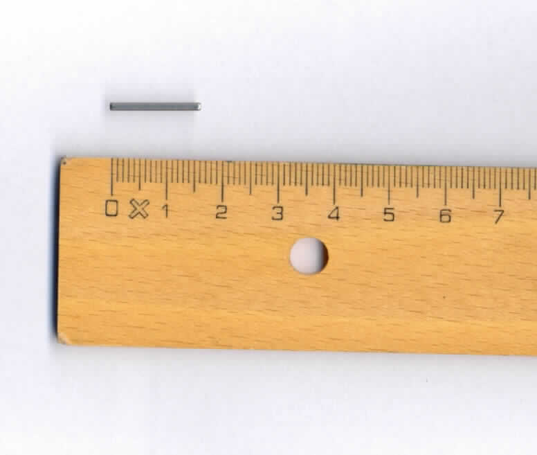 Es handelt sich um massive, zylindrische Erzeugnisse aus Stahl mit gefasten Enden.
Die Waren dienen dazu, die Position eines Bauteils im Gehäuse einer Messuhr zu fixieren.
Länge: ca. 16,5 mm; Durchmesser: ca. 1,5 mm.
- Antragstellerangaben - 

Abbildung siehe Anlage.

Derartige Erzeugnisse gehören als "den Bolzen ähnliche Waren aus Stahl, ohne Gewinde" zum TARIC-Code 7318 2900 90.