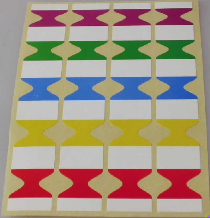 Bei den als "Office-Etiketten" bezeichneten Waren handelt es sich nach dem vorgelegten Warenmuster um 20 sog. Register-Etiketten aus Papier (Abmessungen etwa 2,4 x 1,7 cm), die entsprechend tailliert zugeschnitten sind. Vorderseitig sind sie mit einem etwa 1,3 cm breiten farbigen Streifen (lila, grün, blau, gelb oder rot) bedruckt. Rückseitig sind sie mit einer Selbstklebeschicht versehen und auf einem rechteckigen, silikonisierten Trägerpapier (Format etwa 7,9 x 12,5 cm) aufgebracht. Die Waren sollen um die Außenränder von Buchseiten geklebt werden und somit als Register-Taben bzw. Lesezeichen dienen. Sie sind gemeinsam mit einem mit Produktangaben bedruckten Einleger mit Eurolochung in einem Tütchen aus Kunststofffolie verpackt, 

Derartige Waren gehören als "andere Waren des Schulbedarfs, des Bürobedarfs und des Papierhandels, aus Papier oder Pappe" zur Codenummer 4820 9000 00 des Integrierten Zolltarifs der EG (TARIC).