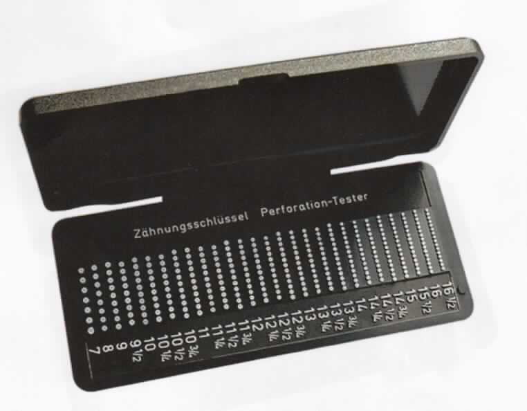 Sog. Phila-Combi-Box, im Wesentlichen aus einer schwarzen, ca. 155 x 55 x 10 mm (BxHxT) großen Box aus Kunststoff mit aufklappbarem Deckel und einem Zähnungsschlüssel aus 28 Stiftreihen zu je 2 cm Breite mit einer variierenden Anzahl an weißen Erhebungen verschiedenen Durchmessers bestehend (äußere Form: siehe Abbildung in der Anlage).

Die in einem bedruckten Pappkarton aufgemachte Ware dient der Bestimmung der auf zwei cm bezogenen Anzahl an Perforationslochungen einer Briefmarke (Zähnungsgrad). Mit dem Postwertzeichen wird zu diesem Zweck durch Anlegen die passende Zähnungsreihe ermittelt und der entsprechende Wert abgelesen. Zusätzlich kann die Briefmarke in der aufgeklappten Innenseite des Deckels der Box aufbewahrt oder unter Zuhilfenahme einer Spezialflüssigkeit (nicht Gegenstand der vZTA) das Vorhandenseit etwaiger Wasserzeichen nachgewiesen werden.

Die Ware wird als "nichtelektronisches Gerät zum Messen oder Prüfen, in Kapitel 90 anderweit weder genannt noch inbegriffen, nicht von UPos. (HS) 9031 10 bis 9031 49 erfasst, nicht zum Messen oder Prüfen geometrischer Größen, nicht für Luftfahrzeuge" eingereiht.