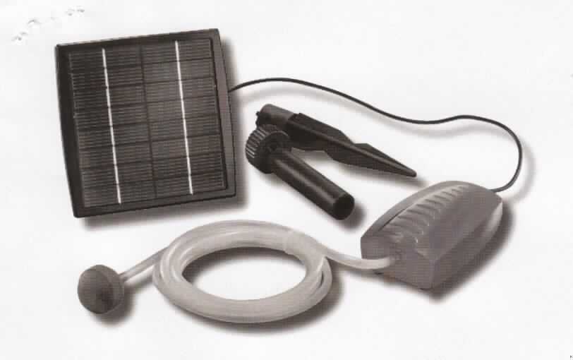 Solar-Teichbelüfter
- aus einer elektromotorbetriebenen Membranluftpumpe mit Luftschlauch und Sprudelstein,
  über Kabel mit einem Solarmodul verbunden, mit einem noch nicht angebauten Erdspieß
  mit Kugelgelenk (Abbildung siehe Anlage),
- zur Verbesserung des Klimas in Gartenteichen durch Anreicherung des Wassers mit
  Sauerstoff.

"Luftpumpe, nicht hand- oder fußbetrieben, nicht für zivile Luftfahrzeuge, in funktioneller
 Einheit mit Solarmodul, noch nicht zusammengesetzt - sog. Solar-Teichbelüfter"