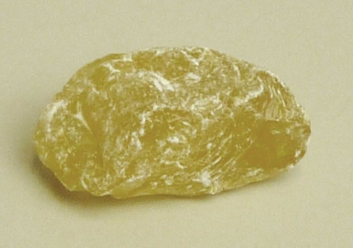 Angaben den Antragstellers:
Hydriertes Harz.

Feststellungen anhand eines Warenmusters:
Bernsteinfarbenes Bruchstück mit harter Konsistenz.


Befund:    
Kolofonium und Harzsäuren, und deren Derivate; .... / -andere