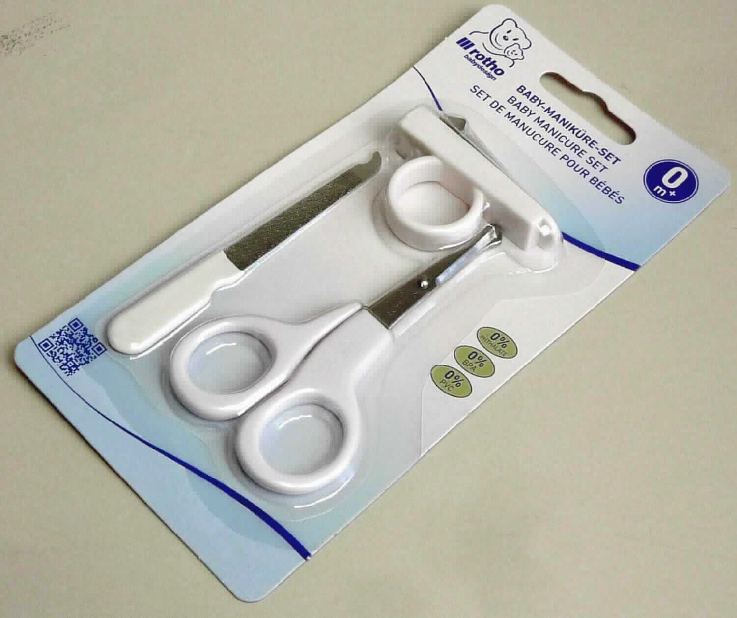 "Baby-Maniküre-Set"

- Zusammenstellung für die Hand- und Fußpflege, bestehend aus

- - einem Nagelknipser aus Stahl mit einer Griffschale aus Kunststoff mit einer Öse zum 
    Durchstecken des Zeigefingers

- - einer Nagelschere aus Stahl mit Griffösen aus Kunststoff

- - einer Nagelfeile aus Stahl mit Griff aus Kunststoff

- gemeinsam in einer Blisterpackung verpackt

Abbildung siehe Anlage.

Derartige Erzeugnisse gehören als "Zusammenstellung für die Maniküre oder Pediküre, 
einschließlich Nagelfeilen" zur Codenummer 8214 2000 00 0 des Zolltarifs.