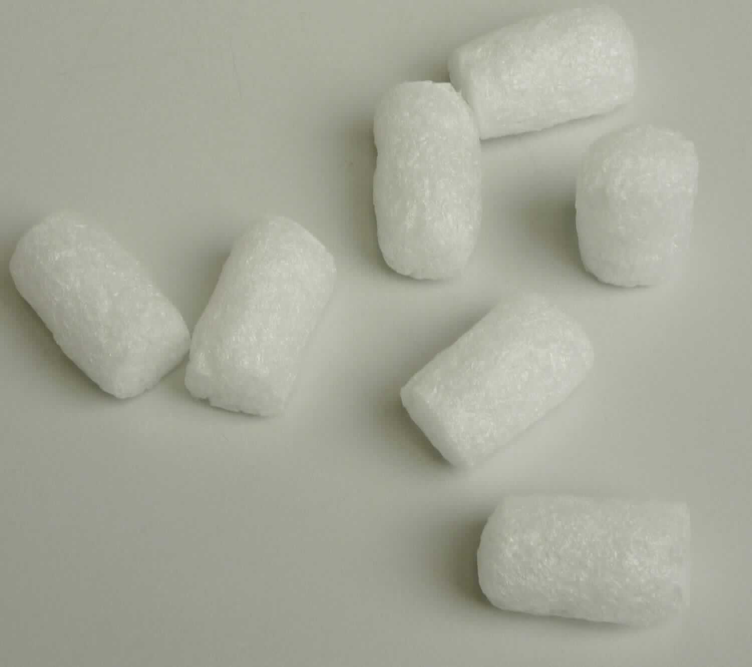 Es handelt sich um Verpackungsmaterial aus einem aufgeschäumten Kunststoff im Sinne der Anmerkung 1 zu Kapitel 39 mit modifizierter Stärke als Füllstoff. Die annähernd zylindrisch geformten Waren (Ø ca. 1,5 cm, 
L: ca. 3 cm) dienen zum Ausfüllen von Hohlräumen in z. B. Kartonverpackungen zur Sicherung der Waren während des Transportes.  

Im Hinblick auf die Bedeutung in Bezug auf die Formgebung und Stabilität bestimmt der Kunststoff den Charakter der Waren. 

Derartige Erzeugnisse werden zolltariflich als "Transport- oder Verpackungsmittel aus Kunststoffen, andere als von den TARIC-Codes 3923 1010 00 bis 3923 5090 00 erfasst" eingereiht.
