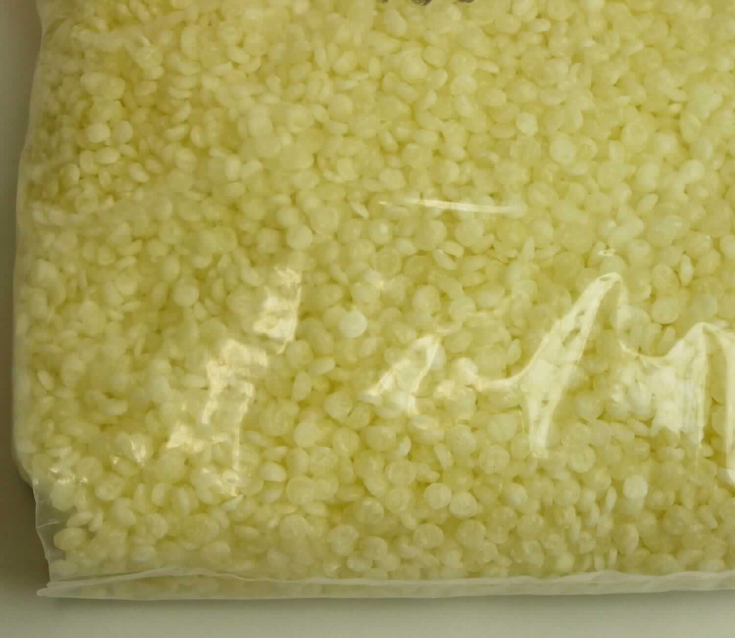 Angaben des Antragstellers:
Granulat - hergestellt u. a. aus modifizierter Stärke, die in einem Extrusionsprozess hergestellt wird.
Das Granulat kann mit Hilfe von Wasserdampf zu Verpackungschips aufgeschäumt werden.
Zur genauen Zusammensetzung des Granulats liegen streng vertrauliche Angaben vor.

Untersuchungsergebnisse an einem Warenmuster:
Hellgelbes, halbkugelartiges, leicht unregelmäßiges Granulat (Durchmesser: ca. 0,5 cm; Höhe: ca. 0,2 cm).

Befund:
Es liegt ein Kunststoff mit modifizierter Stärke als Füllstoff in Primärform im Sinne der Position 3905 vor.