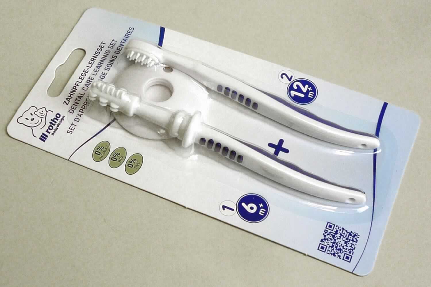 Die als "Zahnpflege-Lernset" (Art. 20433 0049 01) bezeichnete Ware ist eine Warenzusammenstellung zur Mundhygiene und Zahnpflege bei zahnenden Babys in Aufmachung für den Einzelverkauf (aufgeblistert auf einem Pappheader) aus Kunststoff, bestehend aus einem Zahnfleischmassagegerät, einer Babyzahnbürste und einem Schutzring. 

Der Schutzring ist kreisrund (Durchmesser 4,8 cm) und nach oben gewölbt mit entsprechenden Öffnungen zum Hineinstecken des Massagegerätes, so dass die zahnbürstenähnliche Ware nicht zu weit in den Mundraum gelangt. 
Der Massage- bzw. Bürstenkopf haben jeweils eine Länge von 2 cm und ein mit Noppen versehenes Griffstück mit 11,5 cm bzw. 11 cm Länge. 

Die zahnbürstenähnliche Ware mit Weichgummilamellen massiert Kiefer und Gaumen, fördert die Durchblutung und lindert Juckreiz beim Zahnen bzw. Zahndurchbruch und stellt sich als Massagegerät im Sinne der Position 9019 dar. 
Die zahnbürstenähnliche Ware mit weichen Gummiborsten ist als Zahnbürste der Position 9603 gestaltet und erkennbar für diesen Verwendungszweck bestimmt. Der zusätzlich bei dieser Verwendung auftretende Massageeffekt stellt lediglich eine Zusatzfunktion dar. 

Die Warenzusammenstellung beinhaltet somit einen Schutzring der Position 3926, ein Massagegerät der Position 9019 und eine Bürste der Position 9603. Charakterbestimmend im Hinblick auf die Verwendung sind die beiden zahnbürstenähnlichen Waren. Da weder die Funktion des Massagegerätes noch die der Zahnbürste als charakterbestimmend eingestuft werden kann, ist die Warenzusammenstellung in die letztgenannte der gleichermaßen in Betracht kommenden Positionen einzureihen. 

Die Warenzusammenstellung ist als "Bürste, Zahnbürste" einzureihen.
