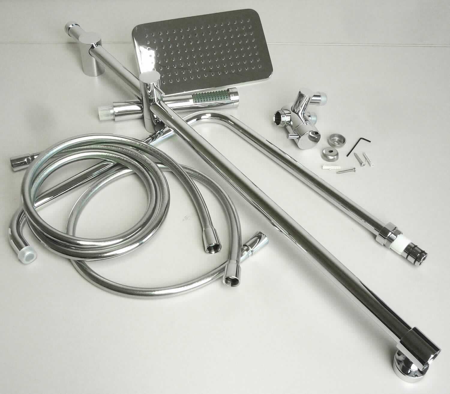 Duschsystem,
- bestehend aus einer schwenkbaren Tellerkopfbrause (Abmessungen LxB: 246 x 142 mm) mit innerer 
  Wasserzuführung und Spritzöffnungen sowie Kugelgelenk zum Einstellen der Strahlrichtung, 
  zweiteiligem Brauseschlauch, einem Wasserrohr, Brauseumsteller zum manuellen Umschalten 
  von Kopf- auf Handbrause, Halterung für Brauseschlauch und Wandhalterung, noch nicht 
  zusammengesetzt (Abbildung siehe Anlage),
- zum Einbau in Duschen bestimmt,
- in einer gemeinsamen Verkaufsumschließung mit Montagematerial und Bedienungsanleitung (Beipack).
Die Tellerkopfbrause bestimmt insbesondere aufgrund der Bedeutung für die Verwendung den Charakter des Ganzen.

"Mechanischer Apparat zum Verspritzen von Flüssigkeiten, keine Ware der Codenummern 8424 10 00 00 0 bis 8424 81 99 00 0, noch nicht zusammengesetzt (zusammengesetzte Ware aus Tellerkopfbrause -charakterbestimmend-, Handbrause, zweiteiligem Brauseschlauch, Wasserrohr, Brauseumsteller, Halterungen, Wandhalterung, in Warenzusammenstellung mit nicht charakterbestimmendem Beipack) - Duschsystem"